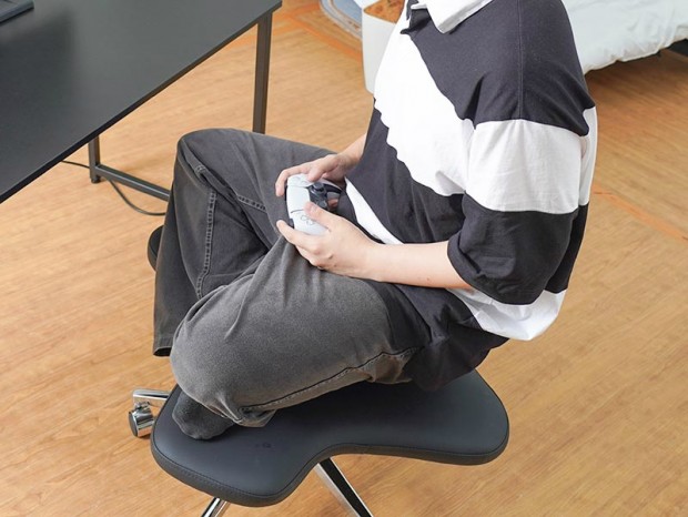 快適にあぐらがかける、サンコー「座り方自在『ゲーミングあぐらチェア』」