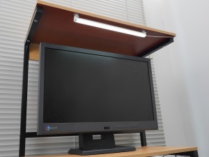 収納スペースを上下に増やすパソコン台