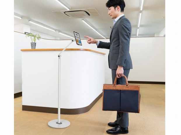 サンワサプライ、タブレットを床置きで使える調整自在のフロアスタンド