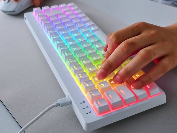 磁気式アナログ検知スイッチ採用の高速65％ゲーミングキーボードがエレコムから