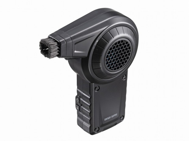 手のひらサイズのコンパクトな電動エアダスターがサンワから。先端に便利なブラシ付き