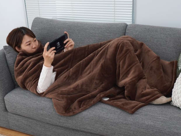 サンコー、布団にくるまりながらスマホ＆ゲームできる「だら活毛布」発売