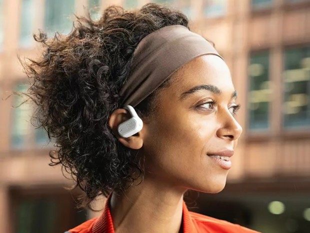 ながら聴きに最適なオープンスタイルの完全ワイヤレスイヤホン「JBL SOUNDGEAR SENSE」
