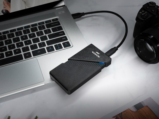 最高3,800MB/sのUSB4対応高速ポータブルSSD、ADATA「SE920」