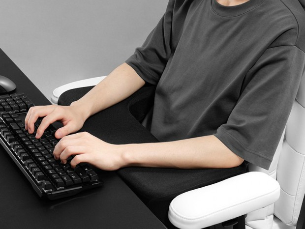 Bauhutte、両腕をしっかりと支えるコの字型肘掛けクッション「アームレストアラウンド」