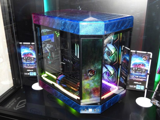 14.1型4K縦長タッチ液晶を搭載したピラーレスケース、HYTE「Y70