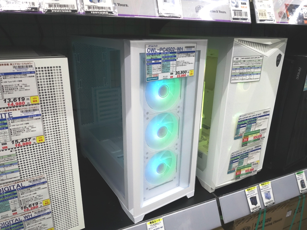 強化ガラスとメタルメッシュのフロントパネルが付属する真っ白なミドル