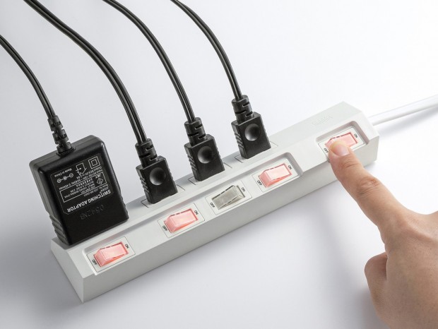 サンワサプライ、斜めの差込口と個別・一括集中スイッチ付きの「節電タップ」