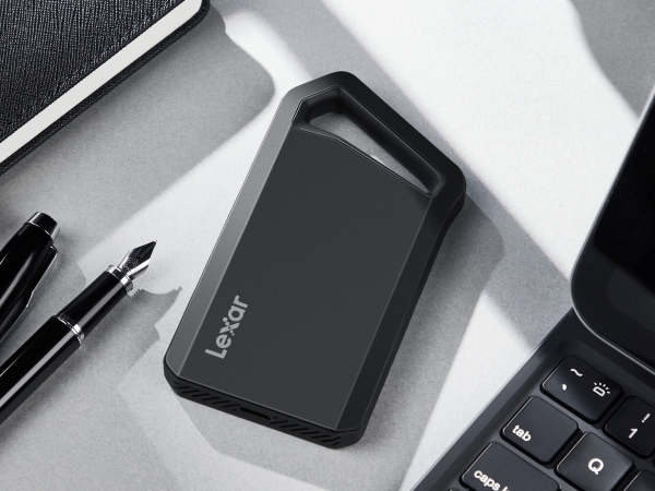 カラビナループを備えたクリエイター向けUSB 3.2 Gen 2×2 SSD、Lexar「Professional SL600」