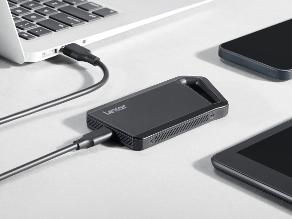 カラビナループを備えたクリエイター向けUSB 3.2 Gen 2×2 SSD、Lexar「Professional SL600」