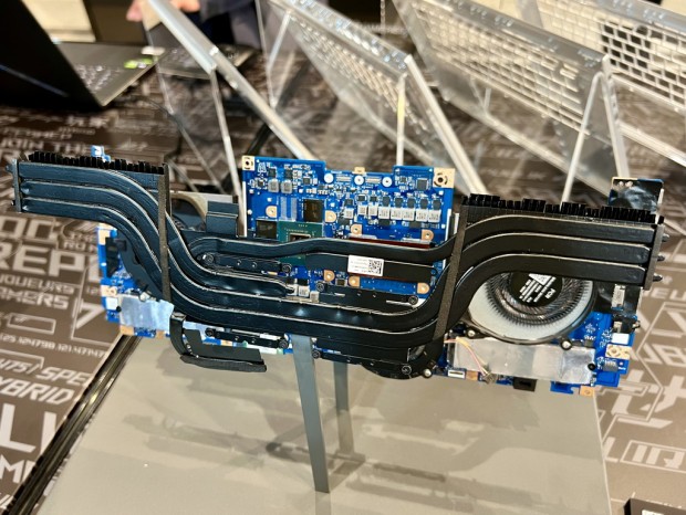 ROG Zephyrus G16 GU605