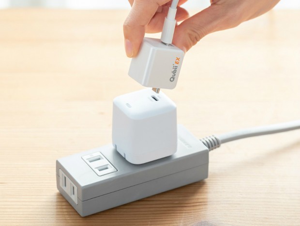 充電中にスマホのバックアップもできるストレージ内蔵USBアダプタがサンワダイレクトから