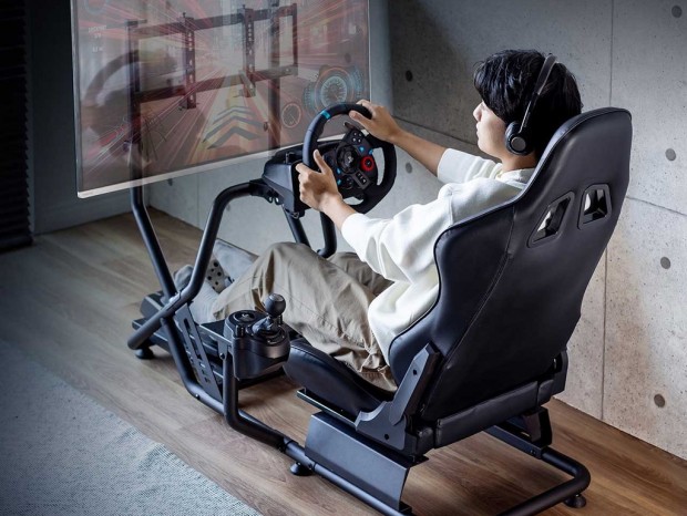 サンワダイレクトからレーシングコクピット発売。従来比90％の省スペース設計