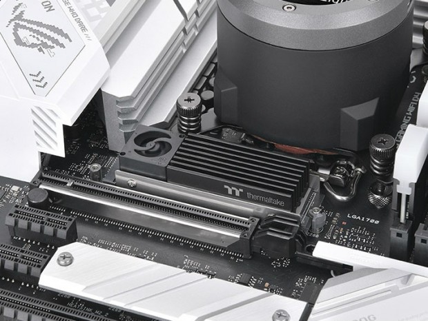 PCIe 5.0 SSDのために設計されたファン付きM.2 SSDヒートシンクがThermaltakeから