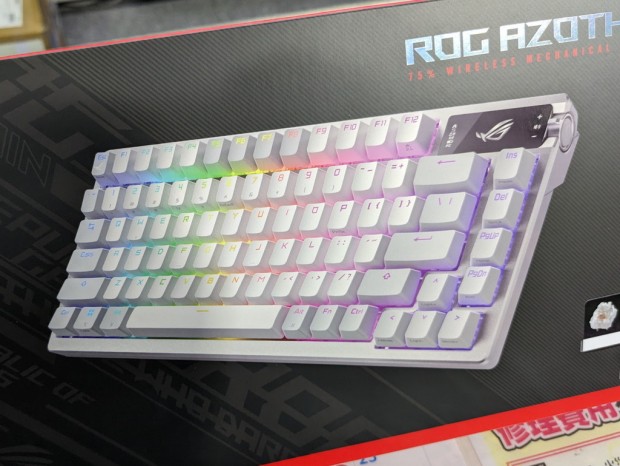 ASUSの75％キーボード「ROG Azoth」にホワイトモデル。ROG NX Snow 