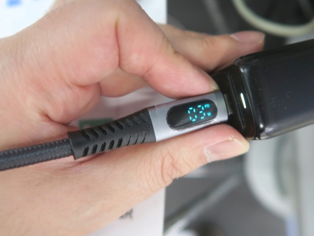 ワット数表示付USB4ケーブル