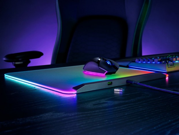 世界初、全面が光るゲーミングマウスパッド「Firefly V2 Pro」がRazer