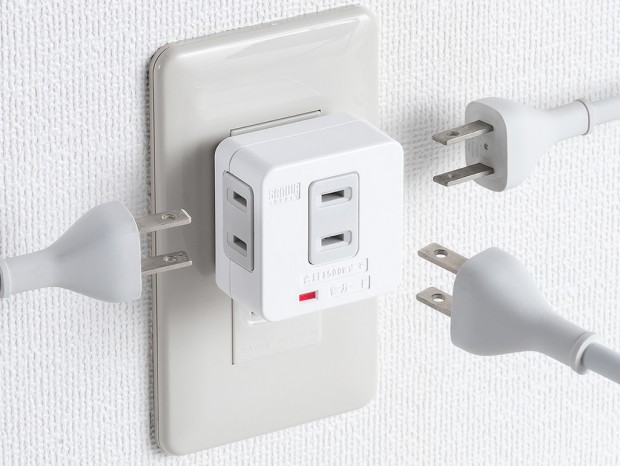 雷から機器を守る「サージ低減素子内蔵」のスリム3個口電源タップ