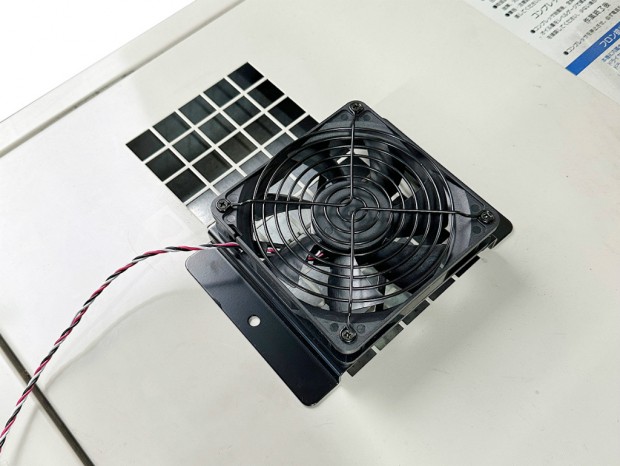 特殊吸着パッドで貼り付けて固定できる120㎜ USB冷却ファンが長尾製作所から