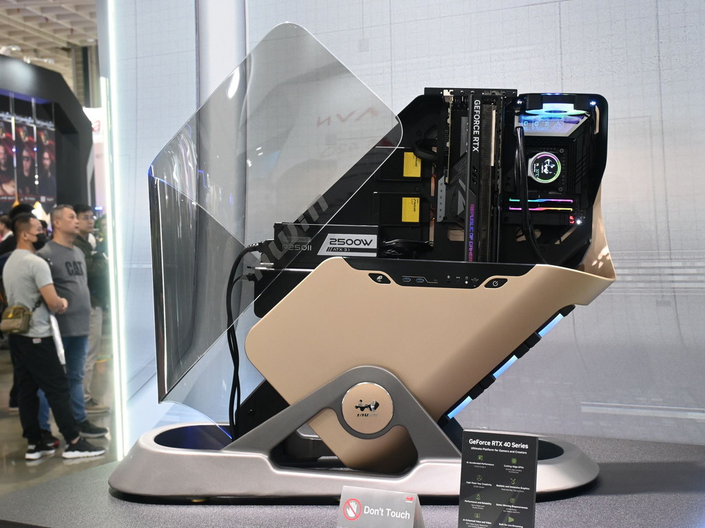 COMPUTEX：ウィィィーン・・・と展開する曲面ガラスの巨大ケース