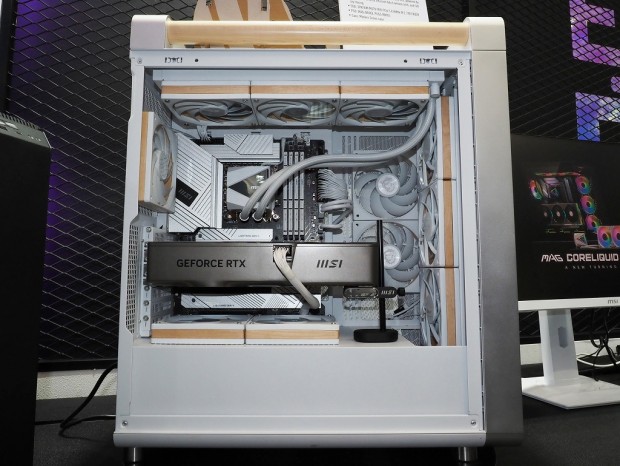 COMPUTEX：メープル材と肉厚アルミをあしらったミニマルデザイン