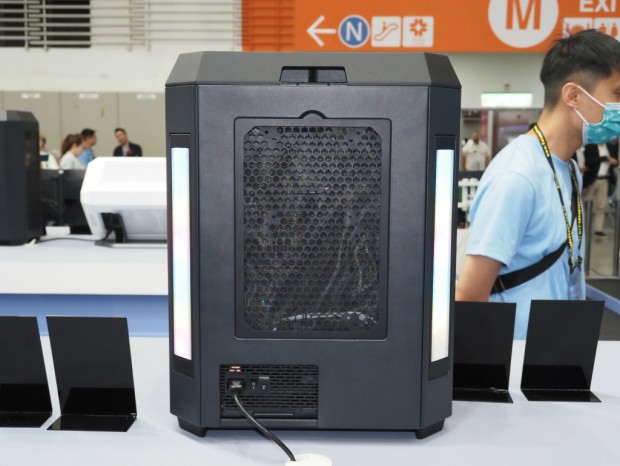 COMPUTEX：”八角柱デザイン”の秀作ケース、Thermaltake「The