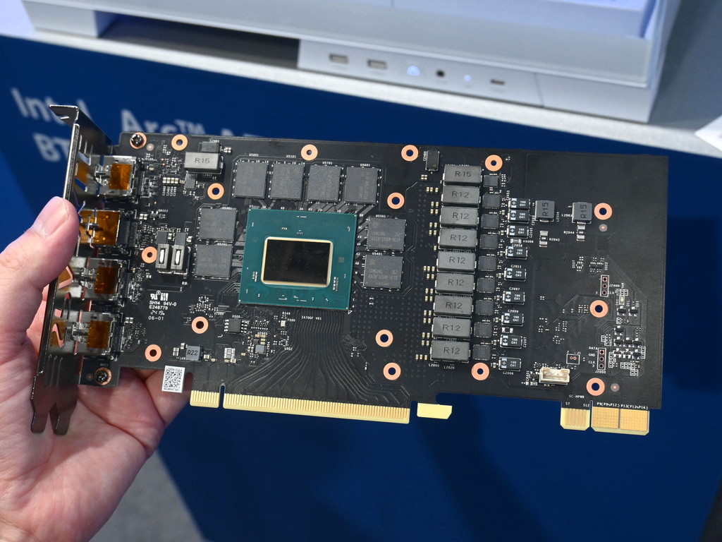 COMPUTEX：補助電源ケーブルが露出しない「Intel Arc BTF