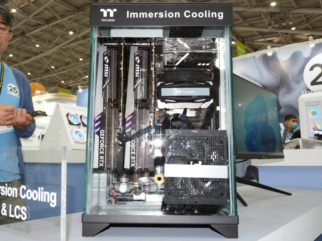 COMPUTEX：ThermaltakeとASRock、デュアルGPUとXeon w9搭載の液浸冷却