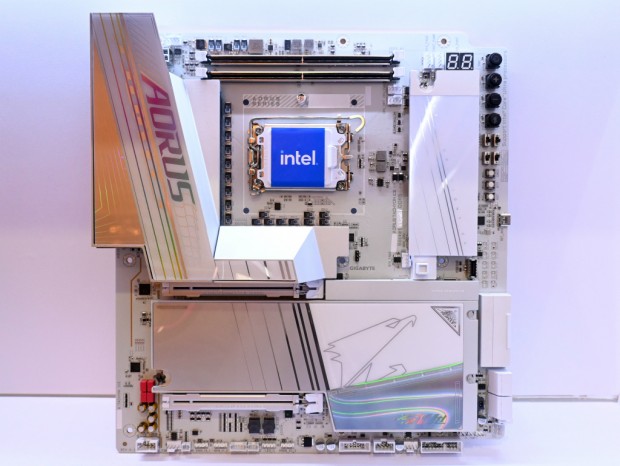 COMPUTEX：GIGABYTE、次世代Intel CPU対応マザーボードや初の