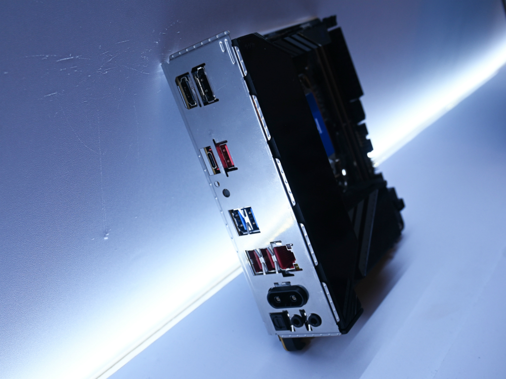 GIGABYTE バックコネクトマザーボード COMPUTEX：GIGABYTE、次世代Intel CPU対応マザーボードや初の