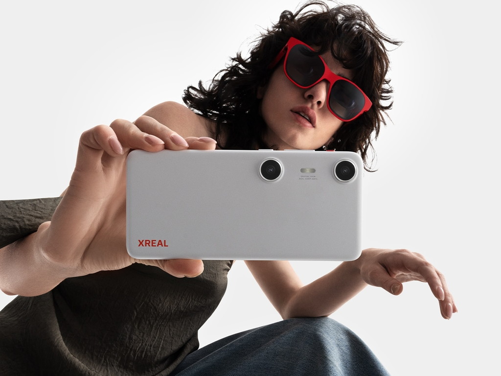 Xreal、スマホ感覚で扱える3Dカメラ搭載のARデバイス「Beam Pro」を