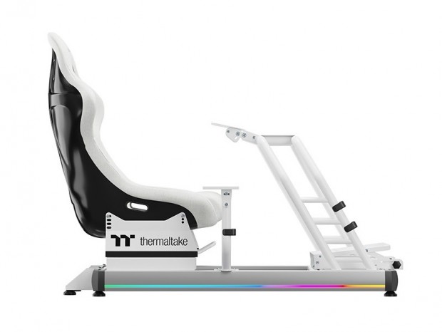 Thermaltake、白いレーシングコクピット「GR500 Racing Simulator Cockpit Snow」