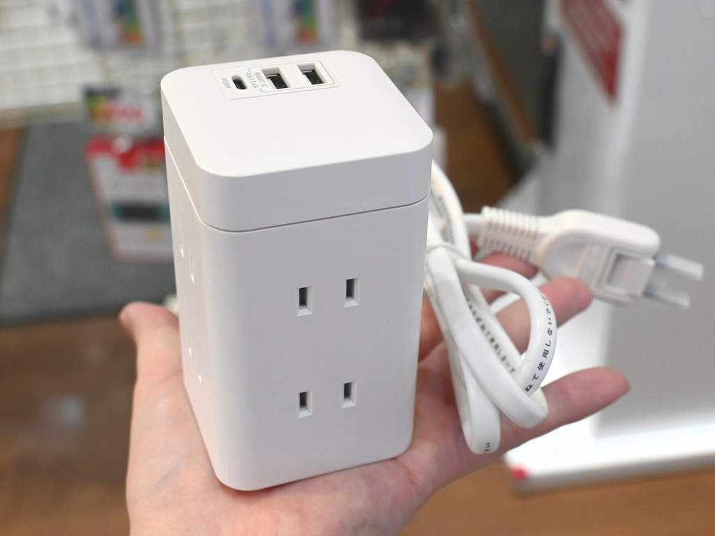 手乗りサイズに小型化、20W PDポートも搭載したタワー型卓上タップが