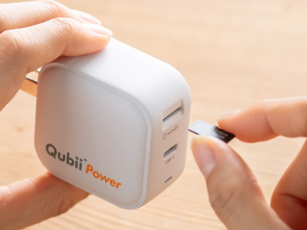 寝ている間にスマートフォンの充電&データの自動バックアップができる