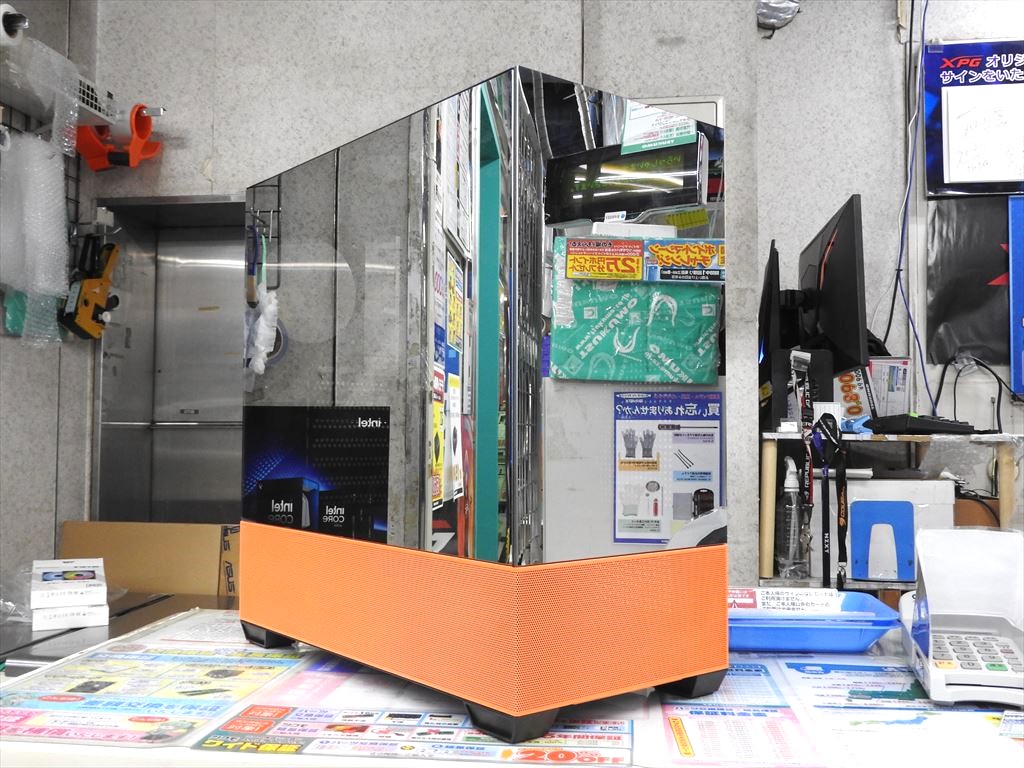 アキバ取材班) ぴかぴかのミラー加工&ピラーレスのPCケース「DS900 Air