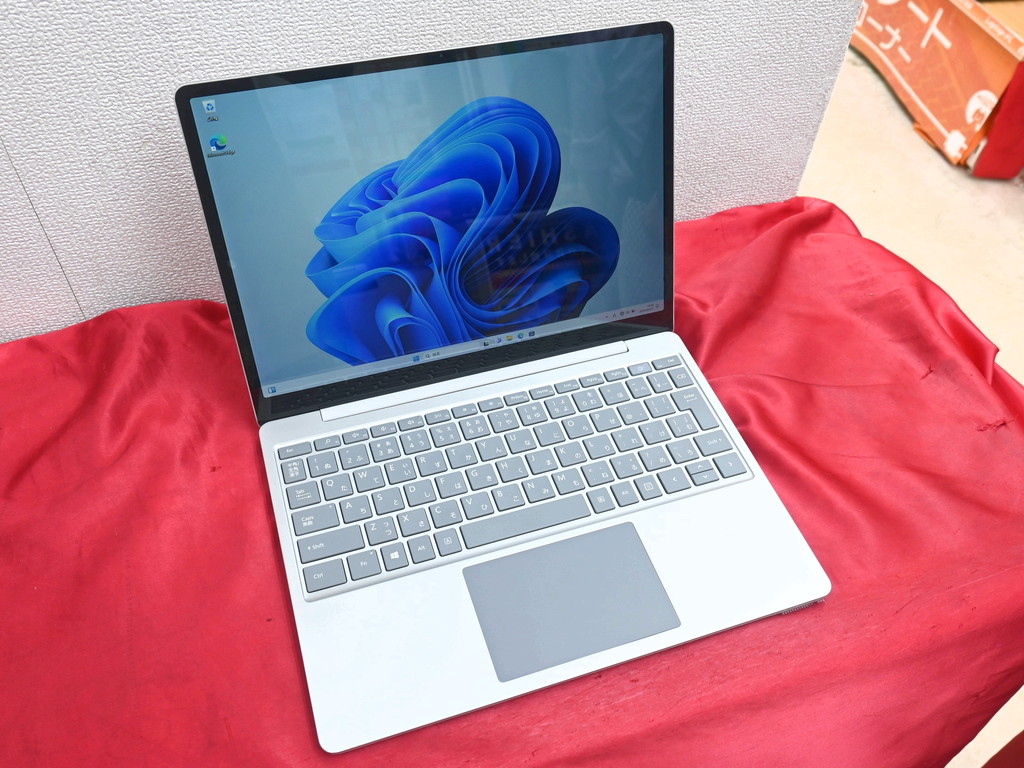 お買い得中古品情報) 底面変色などやや訳ありな「Surface Laptop Go