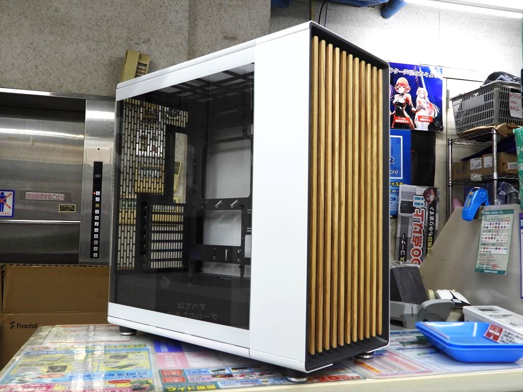 アキバ入荷情報) 背面コネクタ対応の天然木採用フルタワーPCケース
