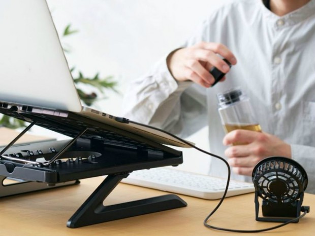 卓上扇風機としても使える冷却ファンが付属する折りたたみ式ノートPCスタンド