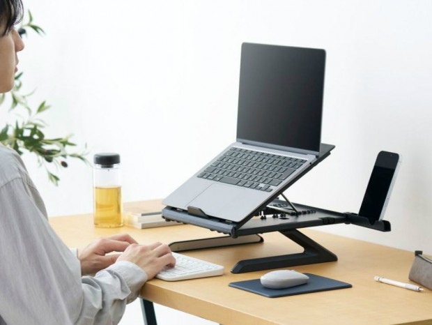 卓上扇風機としても使える冷却ファンが付属する折りたたみ式ノートPCスタンド