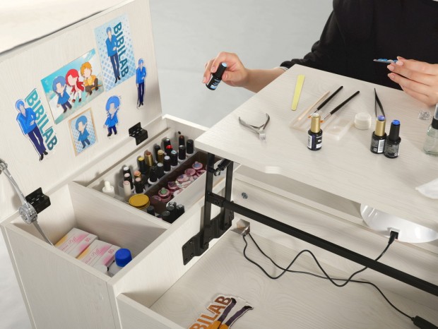 たっぷりの縦型収納と変形機構、男の工作用デスクとしても便利そうな「セルフネイルデスク」