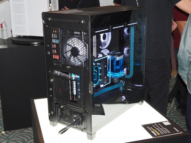 COMPUTEX：CORSAIR初のラップアラウンドガラスパネルを採用した「FRAME