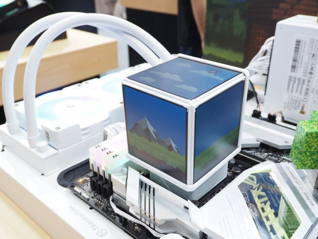 COMPUTEX：着想はマイ○クラフト？4面ディスプレイのキューブ型ヘッド