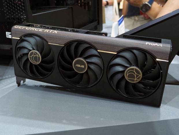 極美品の２０２１年製✨第１０世代コアｉ５に高性能ＳＳＤ５００Ｇ＆大容量メモリ搭載 COMPUTEX：ASUSのM.2 SSD搭載グラフィックカード第2弾、PCIe 5.0接続