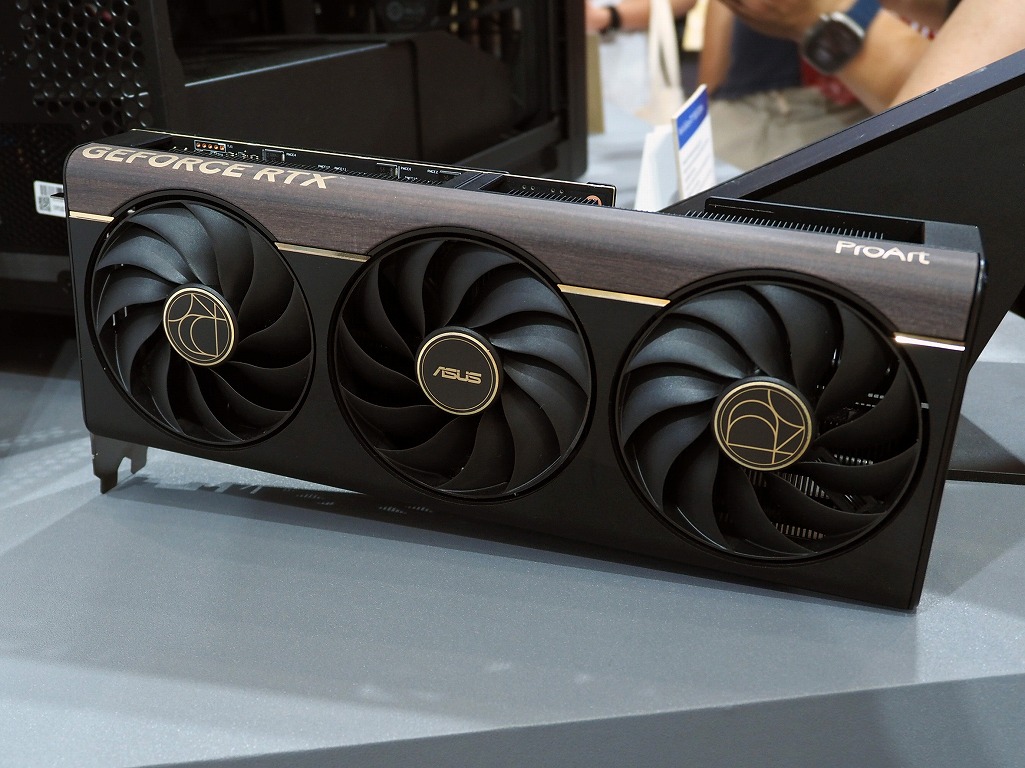 COMPUTEX：ASUSのM.2 SSD搭載グラフィックカード第2弾、PCIe 5.0接続