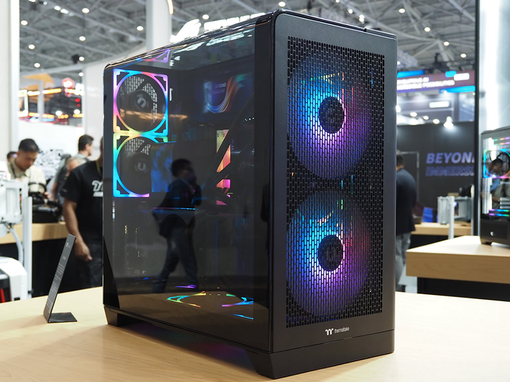 COMPUTEX：この夏登場!? ワンカーブ強化ガラス採用のThermaltake
