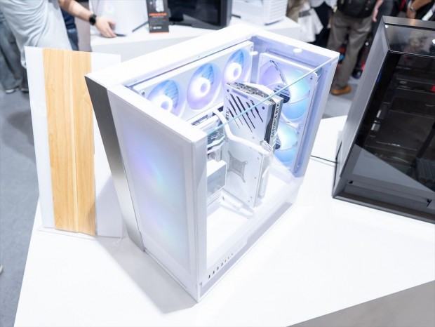 COMPUTEX：COUGAR「OmnyX」は設置スタイルが3方向から選べる