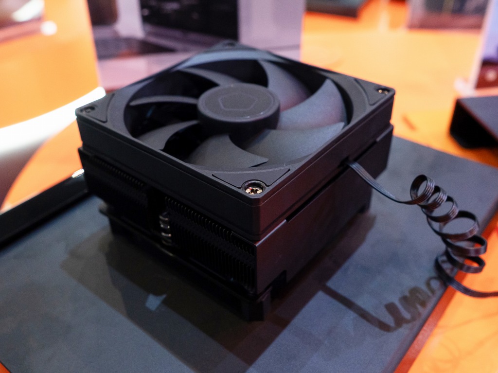 COMPUTEX：7本ヒートパイプのハイエンドツインタワーから