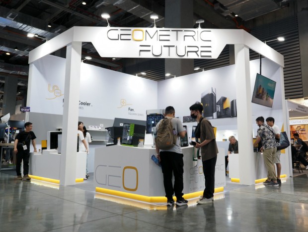 COMPUTEX：高さ750mmの巨大フルタワーPCケース、Geometric Future