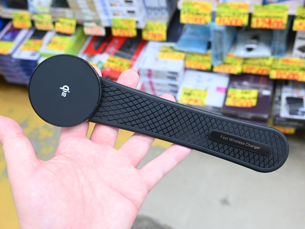 アキバ取材班) 車のダッシュボードにマウントできるワイヤレス充電器が