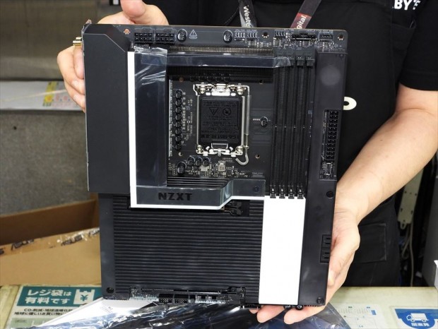 アキバ取材班) 基板を覆うメタル製カバーを装着したNZXT「N9 Z890」を
